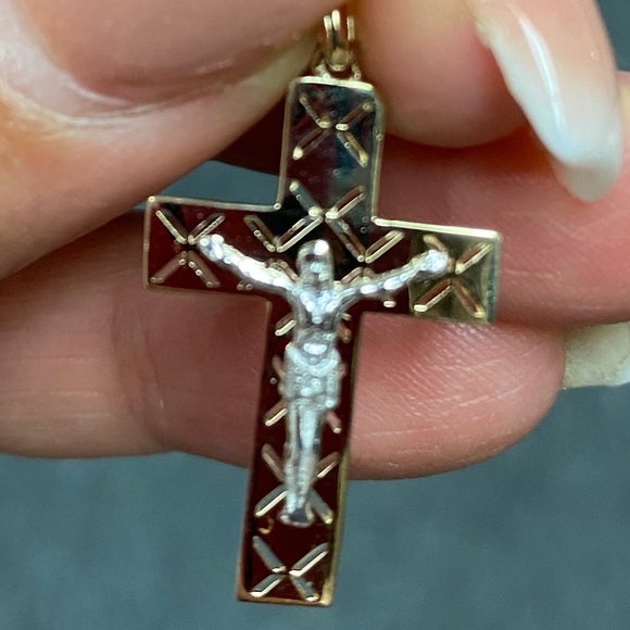 14K Gold Jesus Crucifix Cross Religious Pendant - Picture 4 of 10